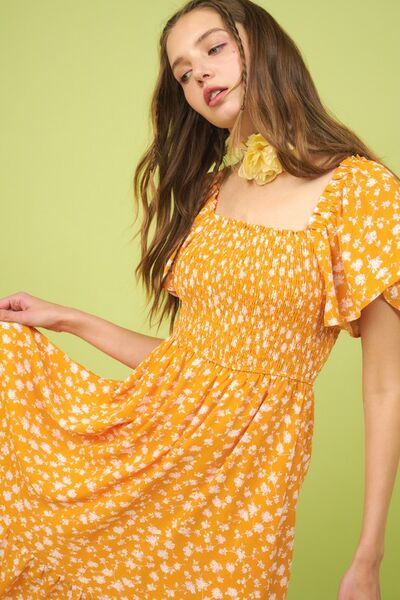 Mittoshop Geblümtes Midi-Kleid mit Rüschenärmeln und gesmoktem Oberteil