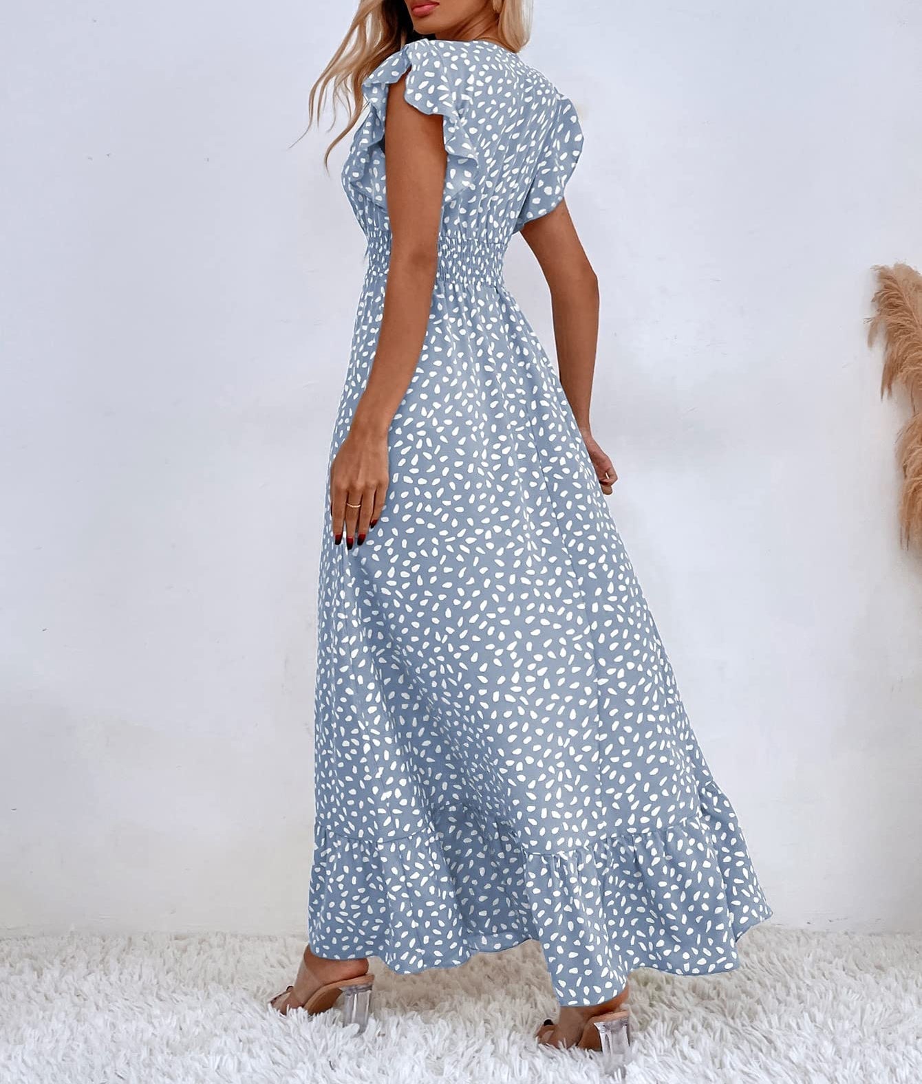 Robe longue à imprimé, volants aux manches et col en V