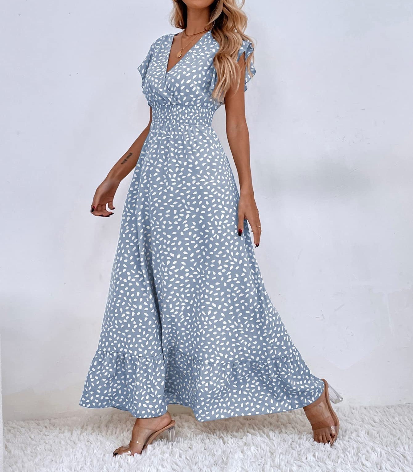 Robe longue à imprimé, volants aux manches et col en V