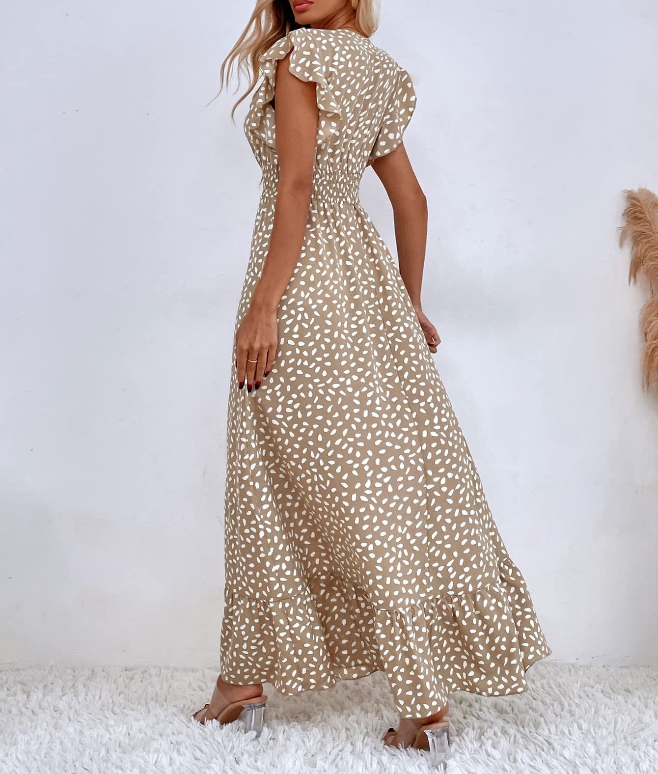 Robe longue à imprimé, volants aux manches et col en V