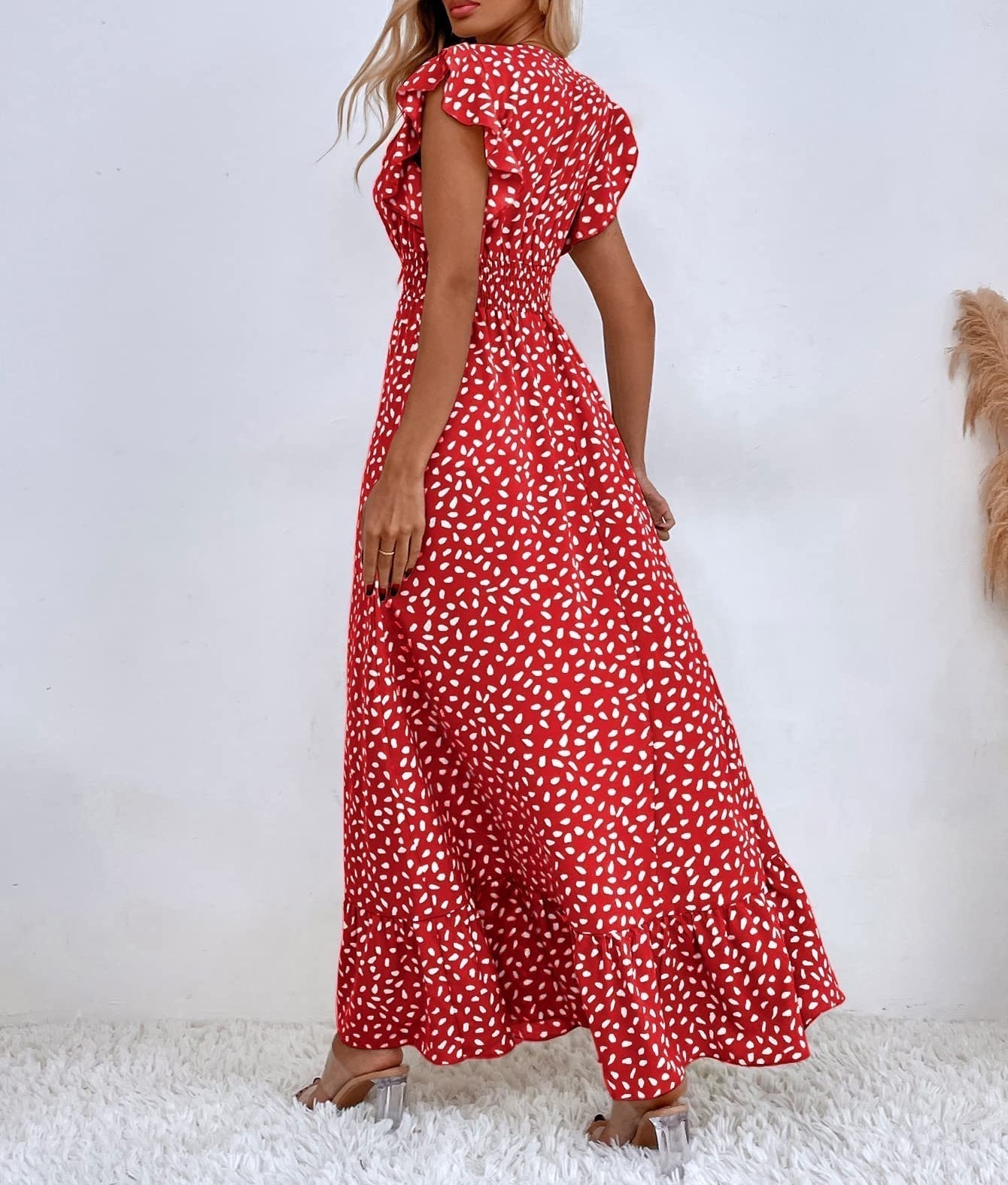 Robe longue à imprimé, volants aux manches et col en V