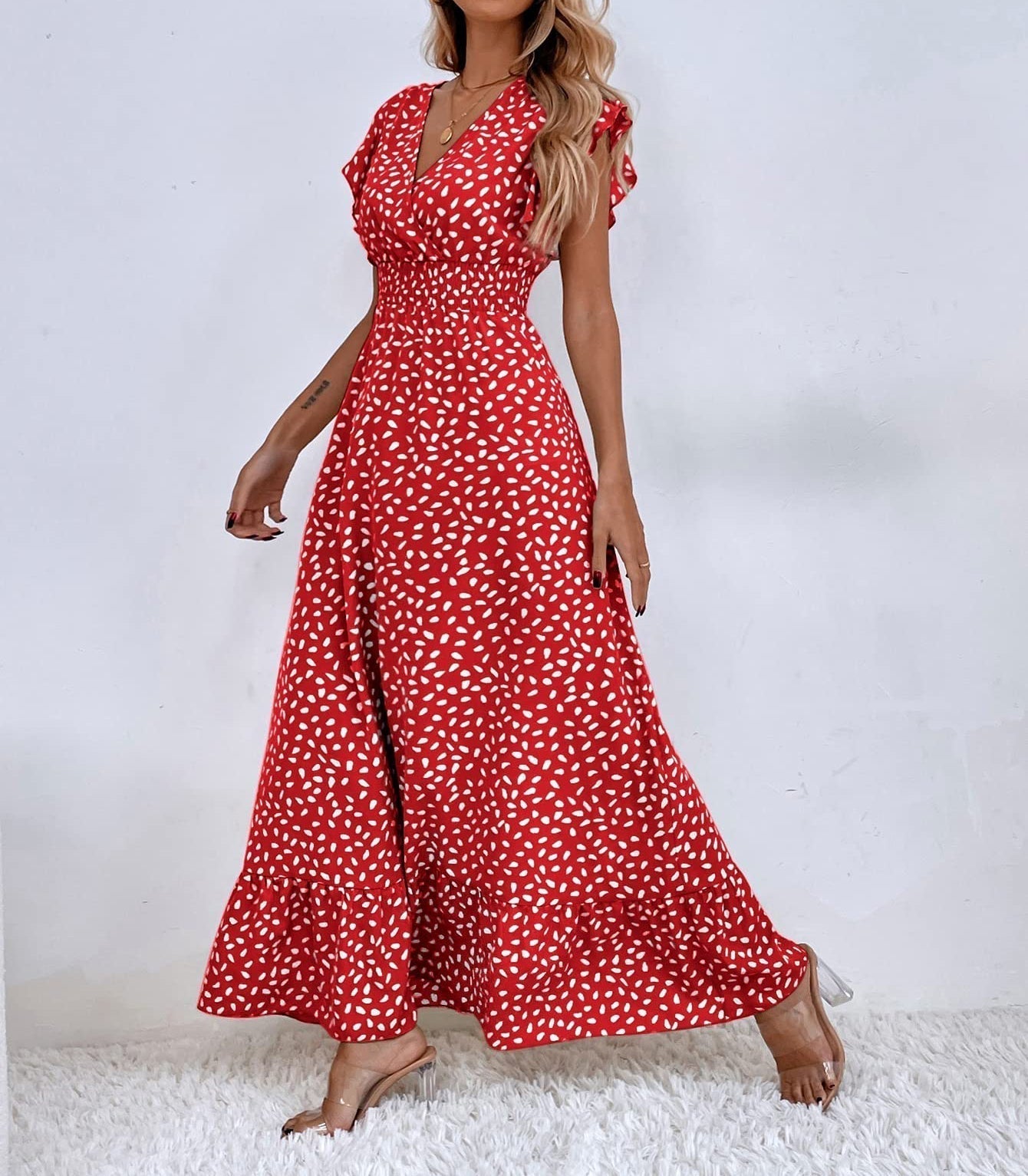 Robe longue à imprimé, volants aux manches et col en V