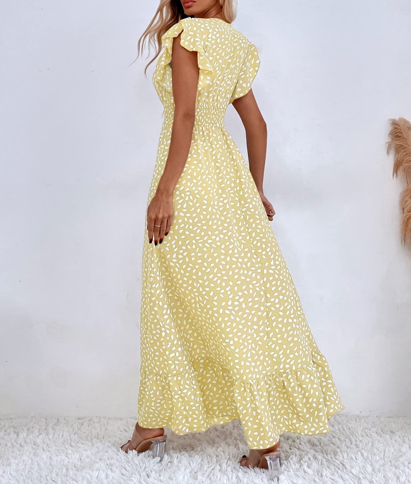 Robe longue à imprimé, volants aux manches et col en V