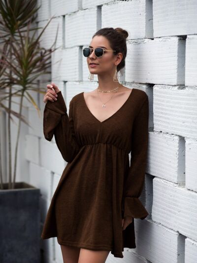 Mini-Kleid mit Volantärmeln und V-Ausschnitt