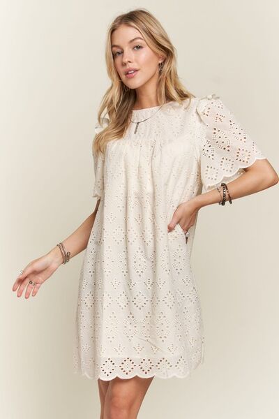 ADORA Rüschenkleid mit Lochstickerei und Rundhalsausschnitt
