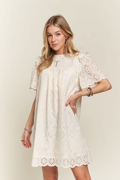 ADORA Rüschenkleid mit Lochstickerei und Rundhalsausschnitt