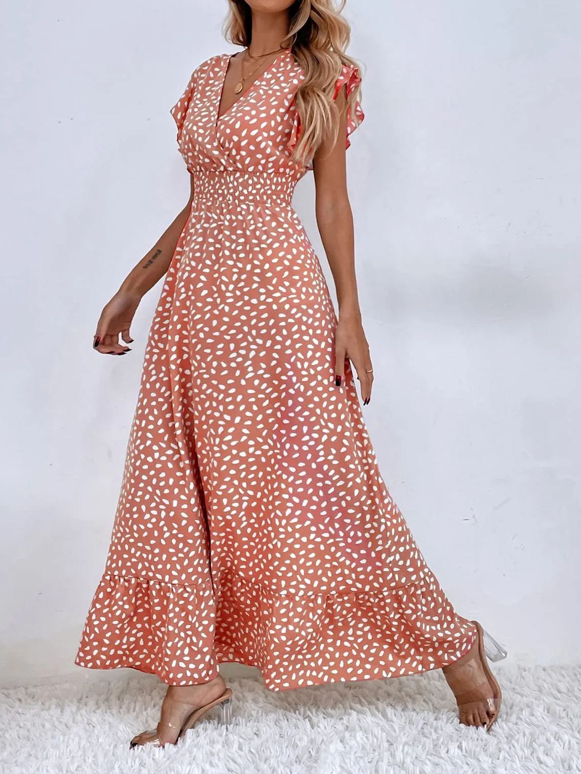 Robe longue à imprimé, volants aux manches et col en V
